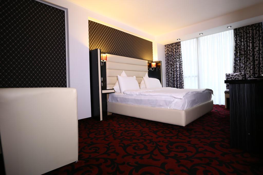 Hotel Articus Κραϊόβα Εξωτερικό φωτογραφία