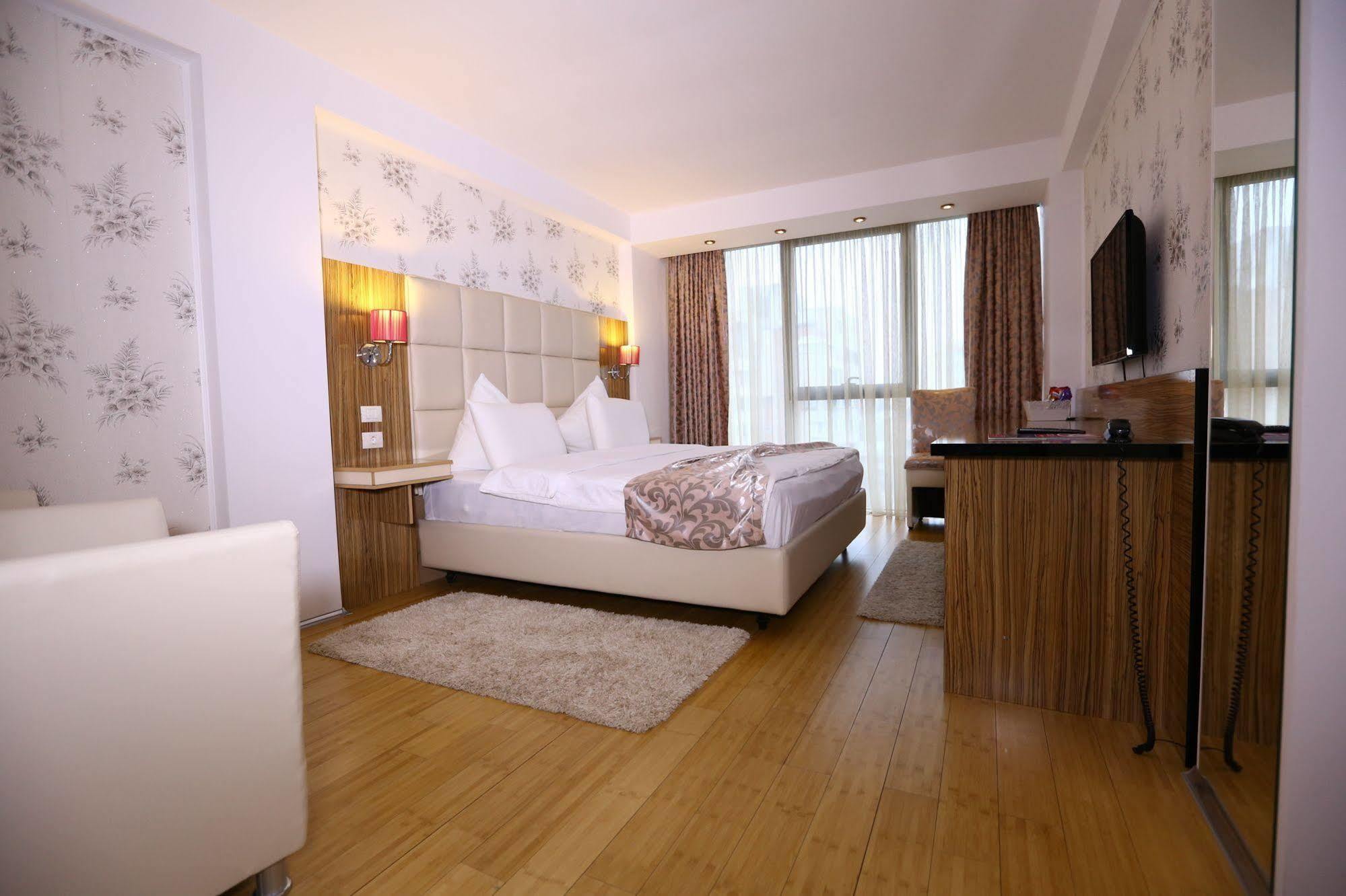 Hotel Articus Κραϊόβα Εξωτερικό φωτογραφία