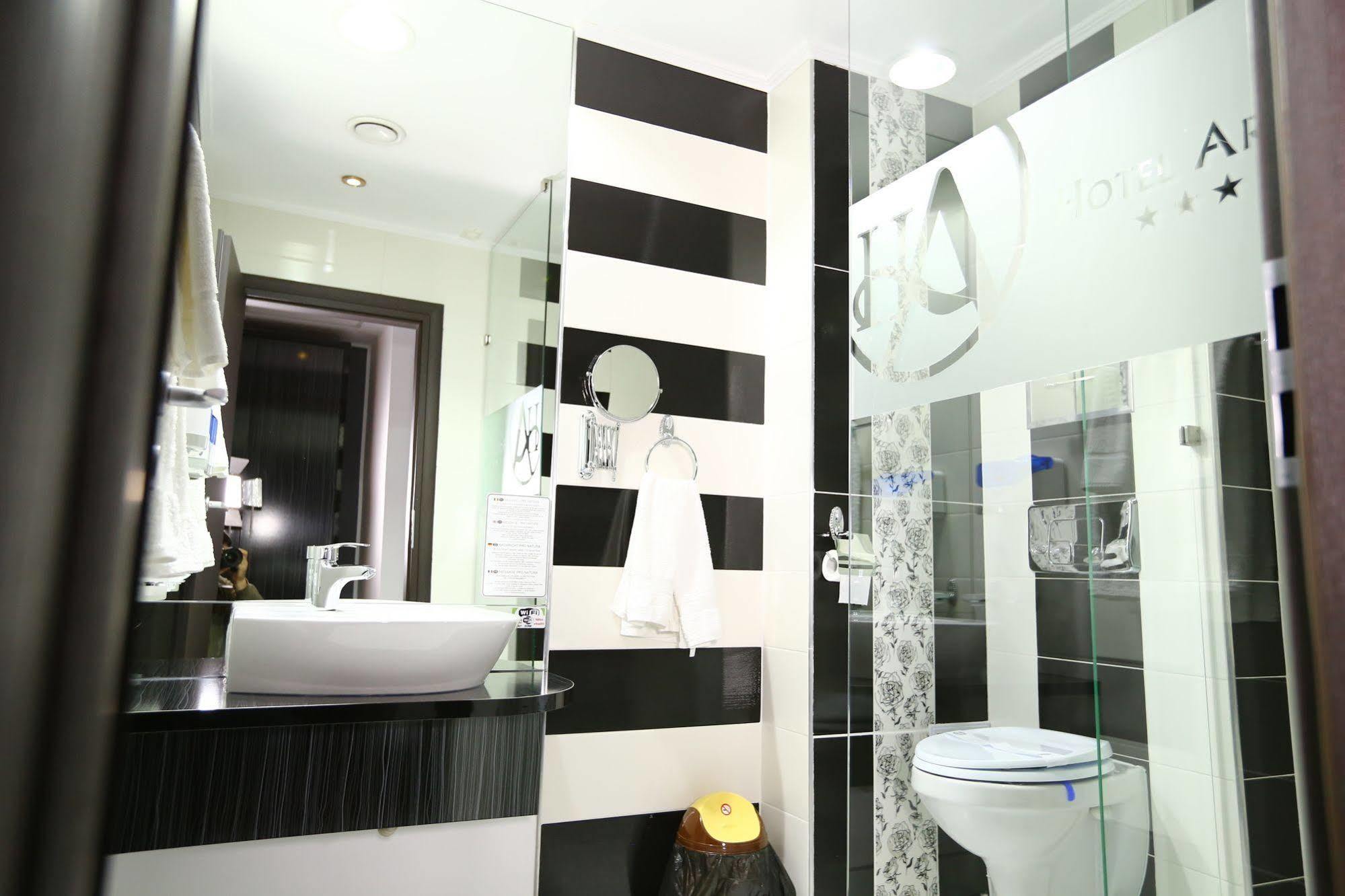 Hotel Articus Κραϊόβα Εξωτερικό φωτογραφία