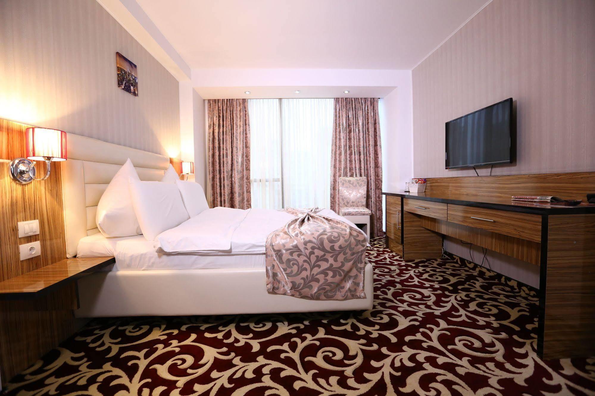 Hotel Articus Κραϊόβα Εξωτερικό φωτογραφία