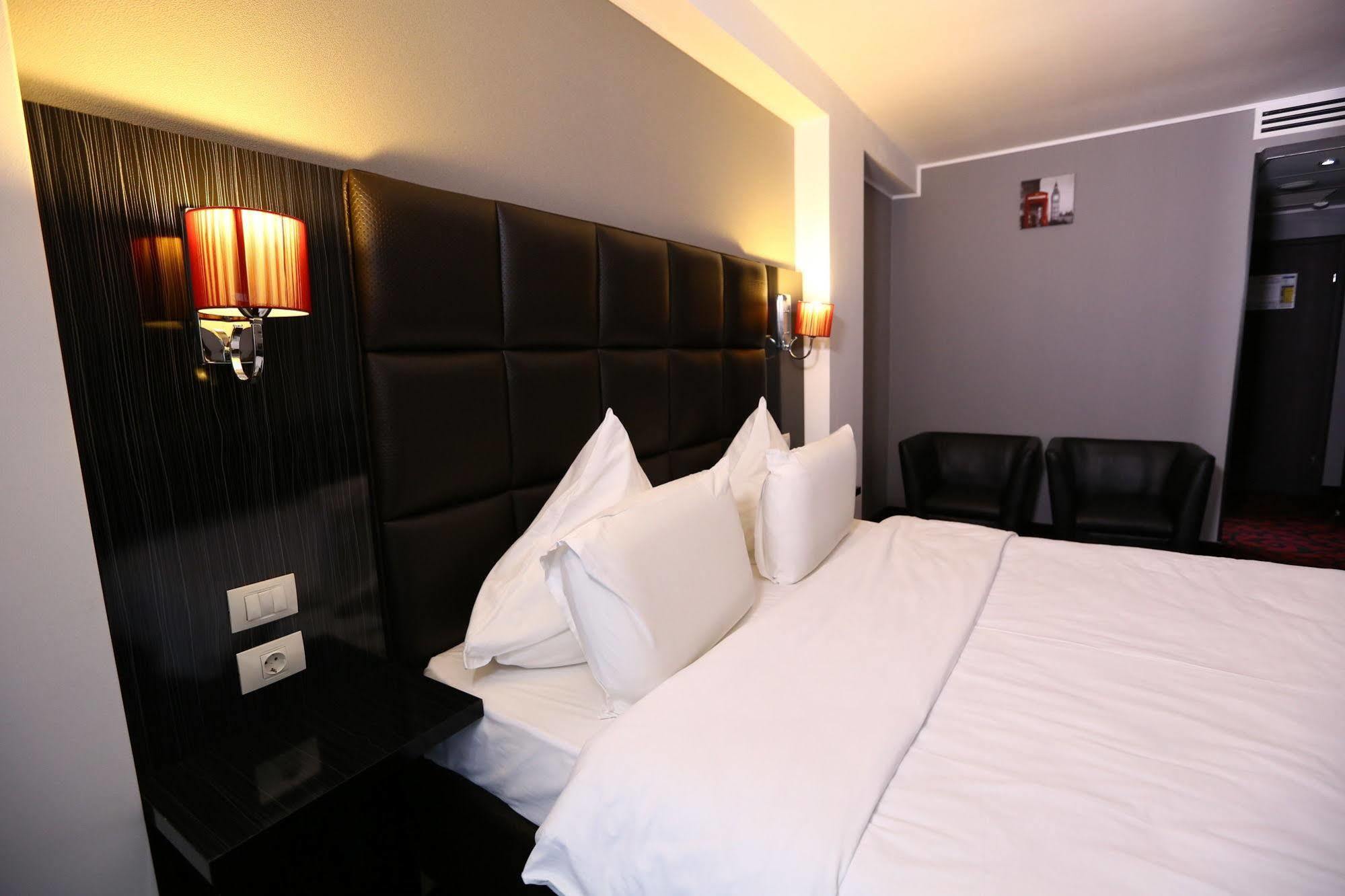 Hotel Articus Κραϊόβα Εξωτερικό φωτογραφία