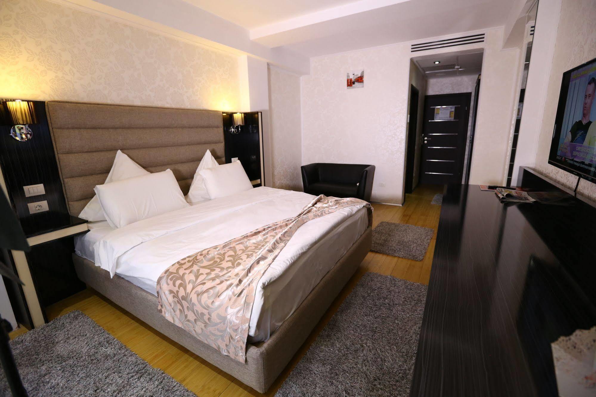 Hotel Articus Κραϊόβα Εξωτερικό φωτογραφία