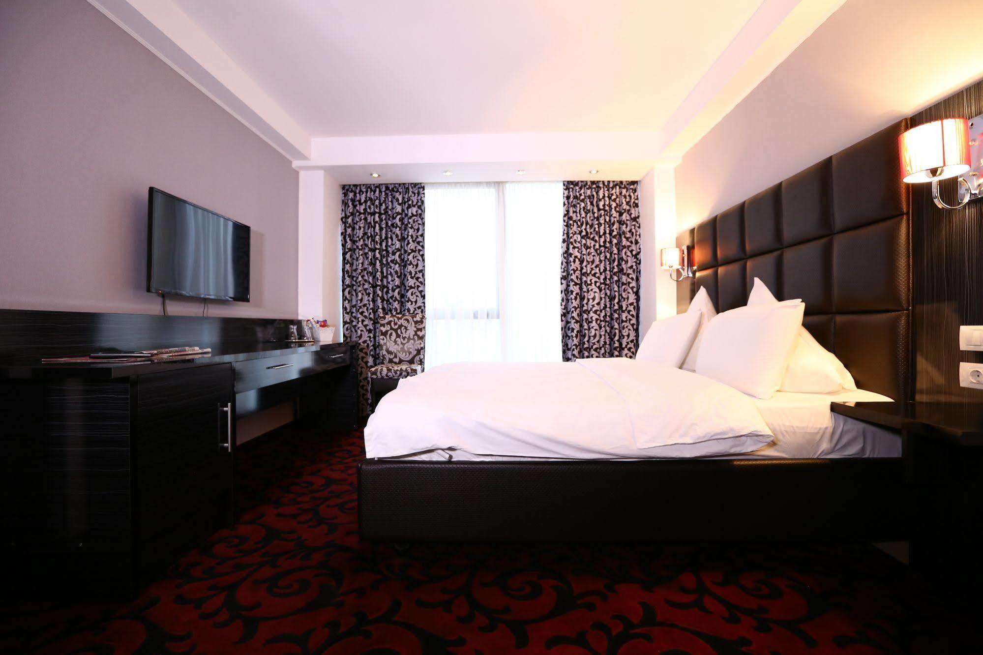 Hotel Articus Κραϊόβα Εξωτερικό φωτογραφία