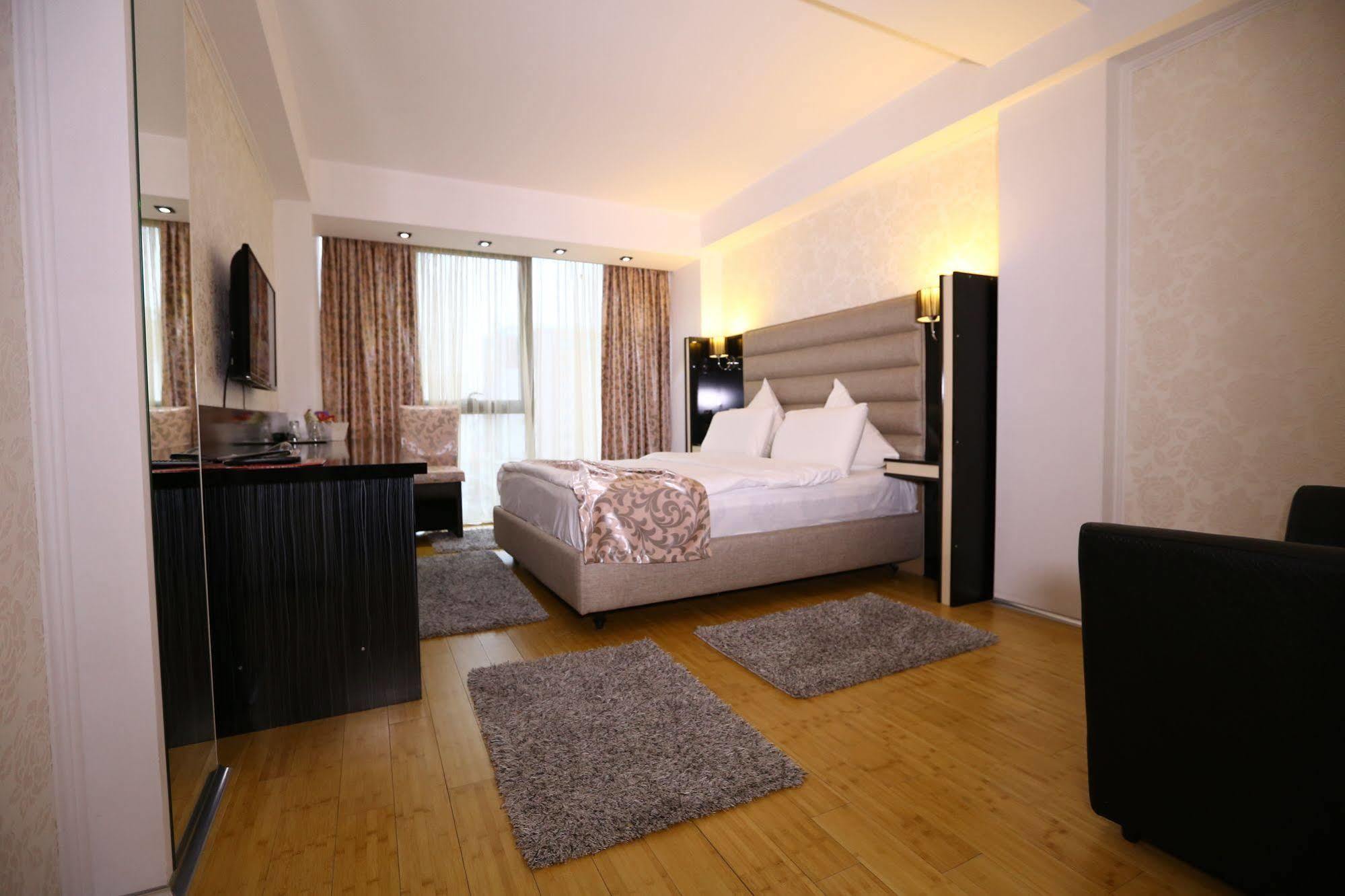 Hotel Articus Κραϊόβα Εξωτερικό φωτογραφία