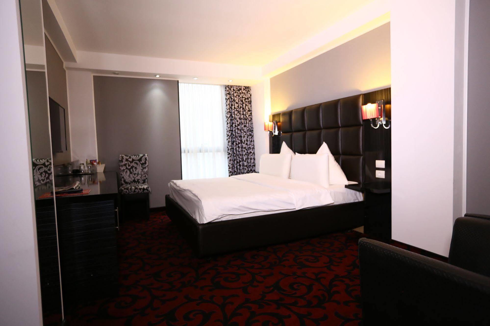 Hotel Articus Κραϊόβα Εξωτερικό φωτογραφία