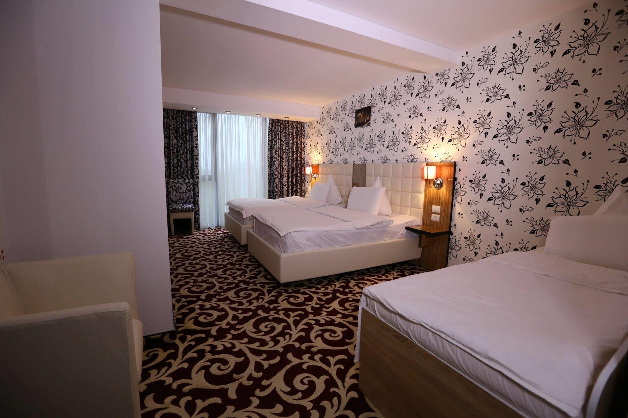 Hotel Articus Κραϊόβα Εξωτερικό φωτογραφία