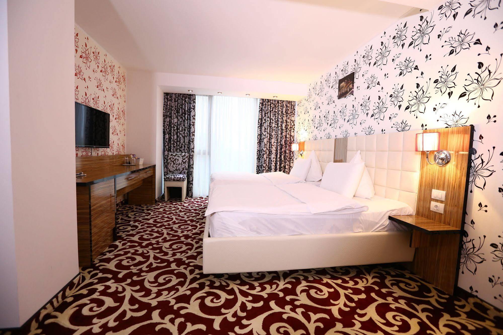 Hotel Articus Κραϊόβα Εξωτερικό φωτογραφία