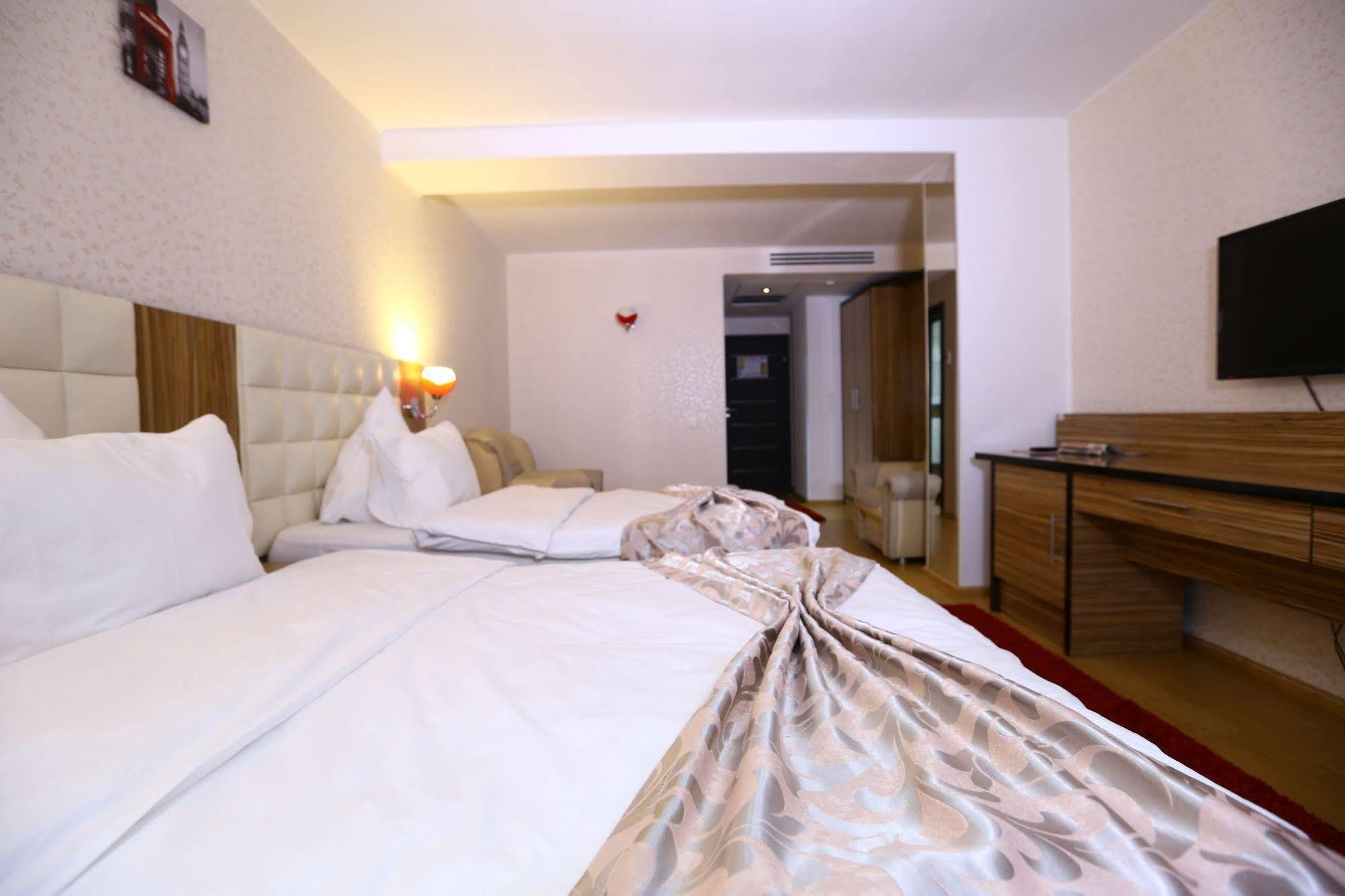 Hotel Articus Κραϊόβα Εξωτερικό φωτογραφία