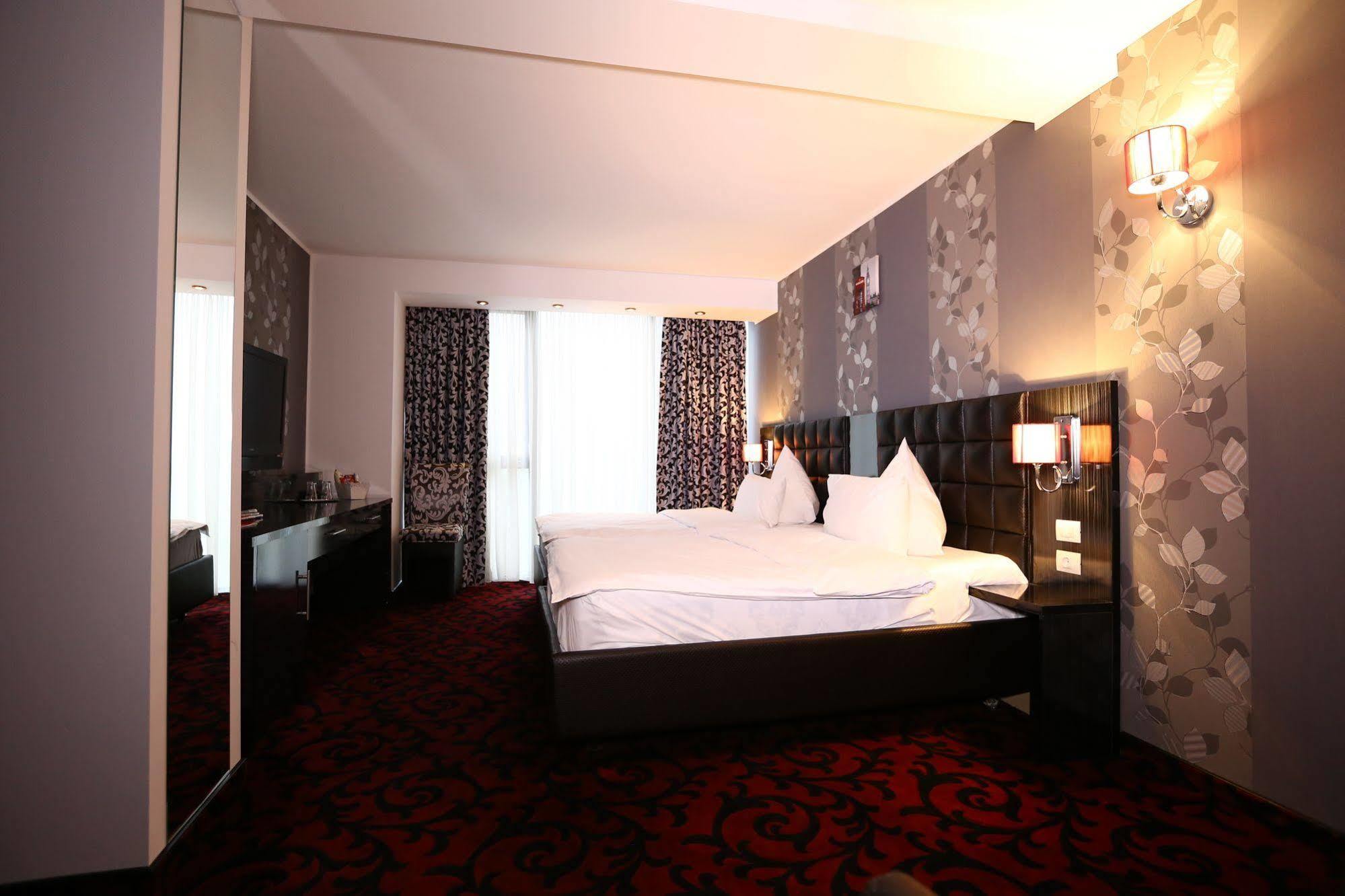 Hotel Articus Κραϊόβα Εξωτερικό φωτογραφία