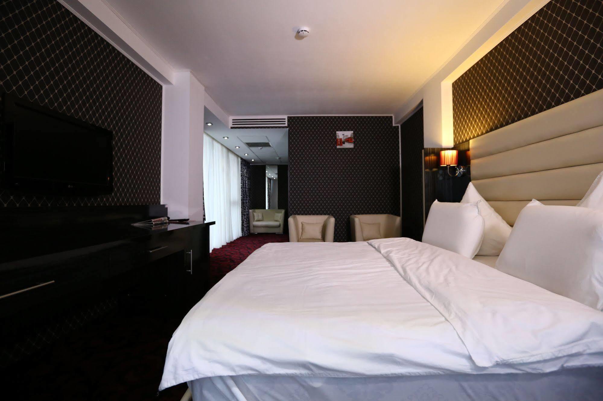 Hotel Articus Κραϊόβα Εξωτερικό φωτογραφία