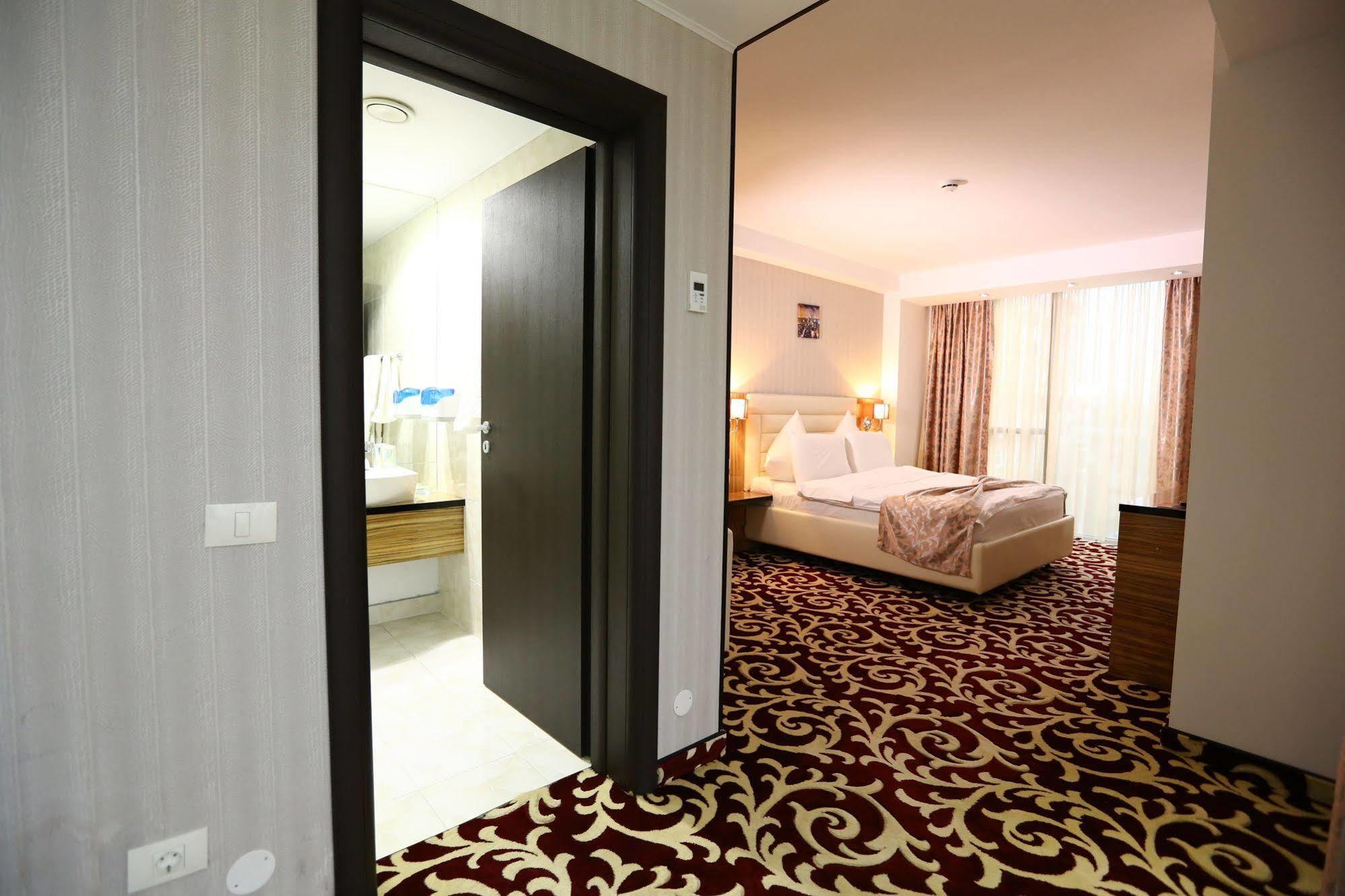 Hotel Articus Κραϊόβα Εξωτερικό φωτογραφία
