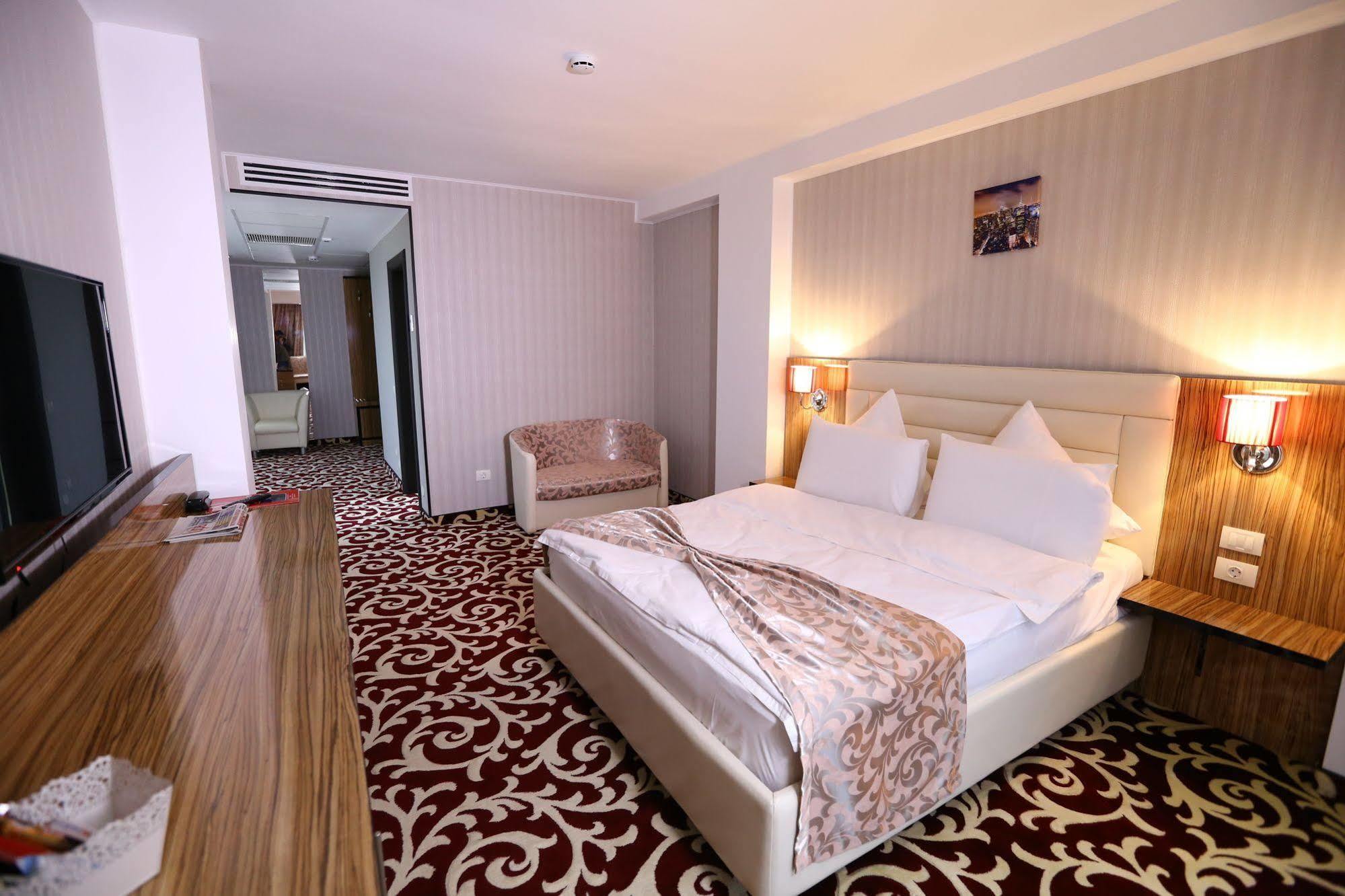 Hotel Articus Κραϊόβα Εξωτερικό φωτογραφία