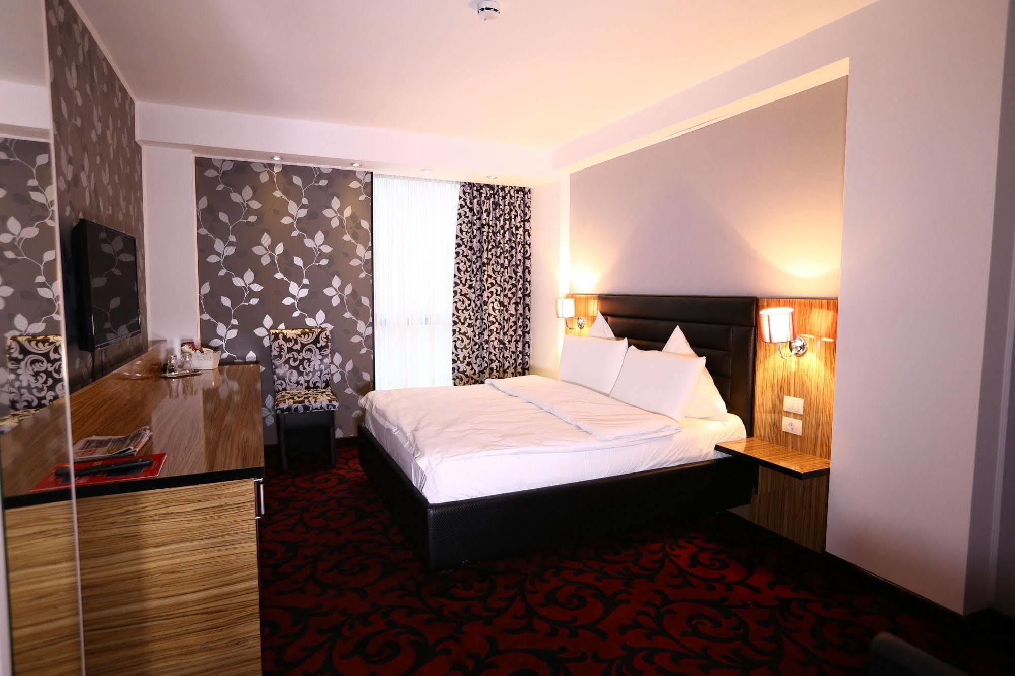Hotel Articus Κραϊόβα Εξωτερικό φωτογραφία