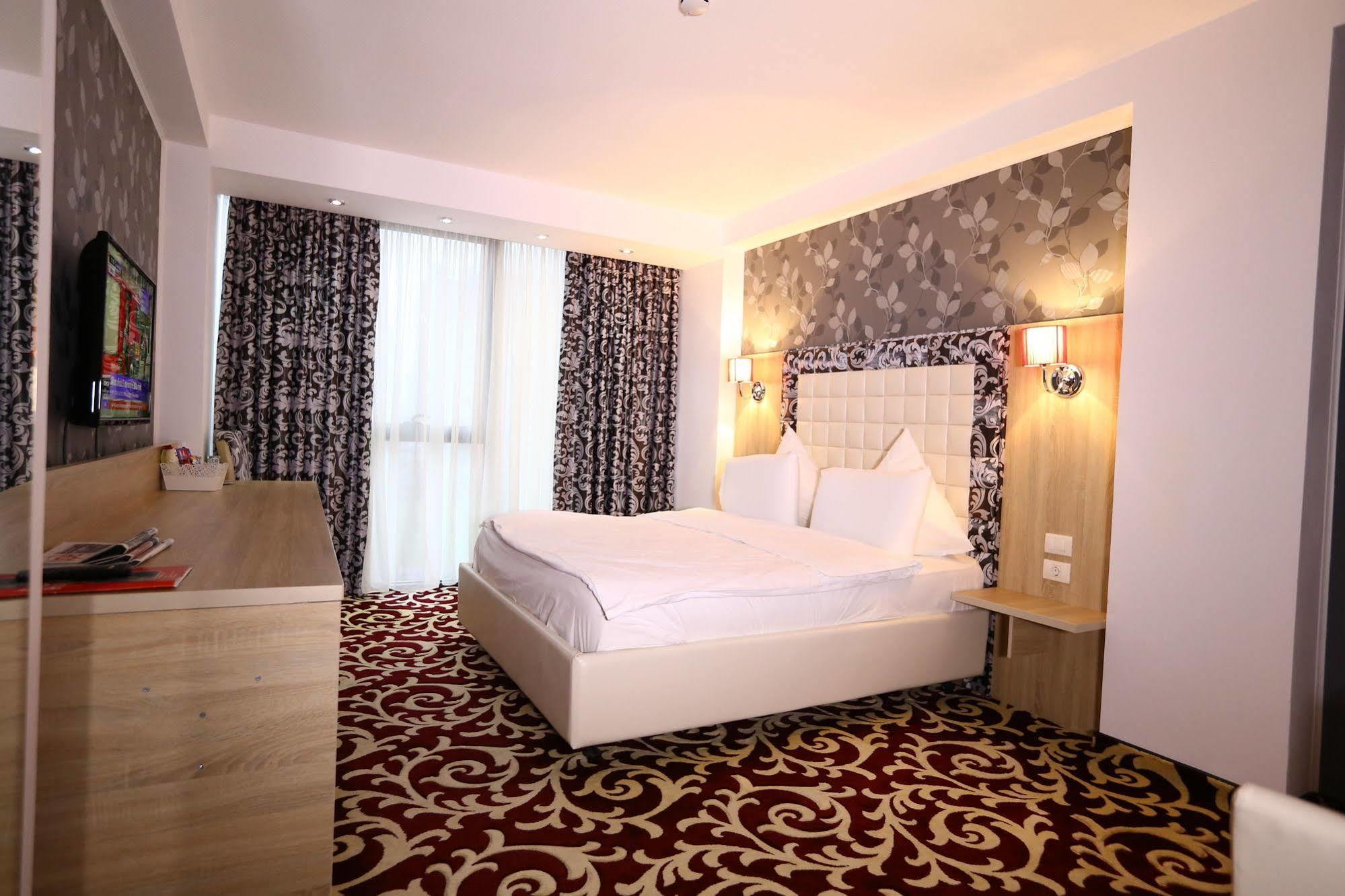Hotel Articus Κραϊόβα Εξωτερικό φωτογραφία