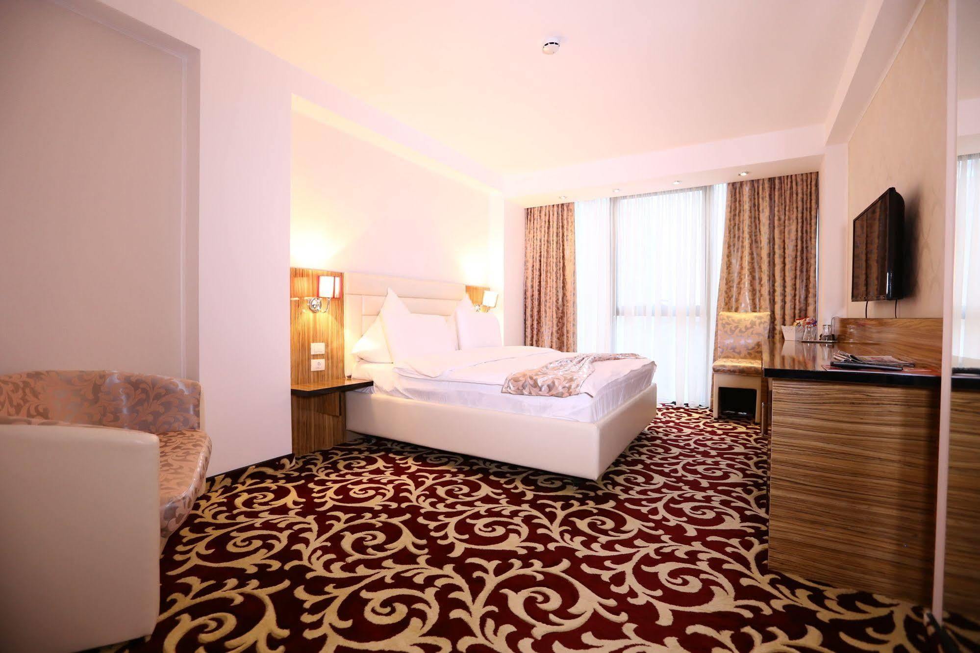 Hotel Articus Κραϊόβα Εξωτερικό φωτογραφία